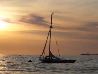 Campeggio sul mare Toscana Campeggio RadaEtrusca tramonto direttamente sul mare vada barca a vela Toscana